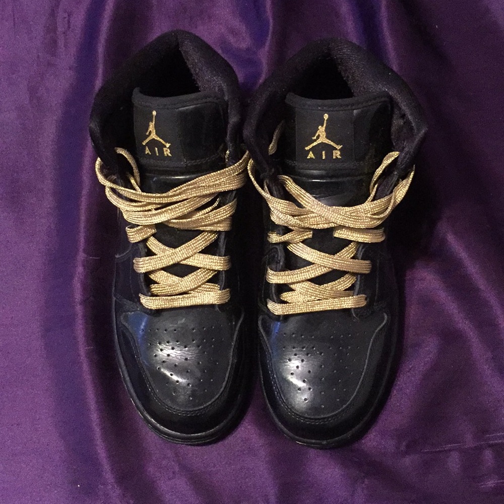 RARE! Black and Gold Jordan 1 size 5Y